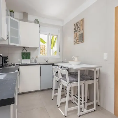 Serene 2Bdr Apartment With Patio Appartamento Lisbona