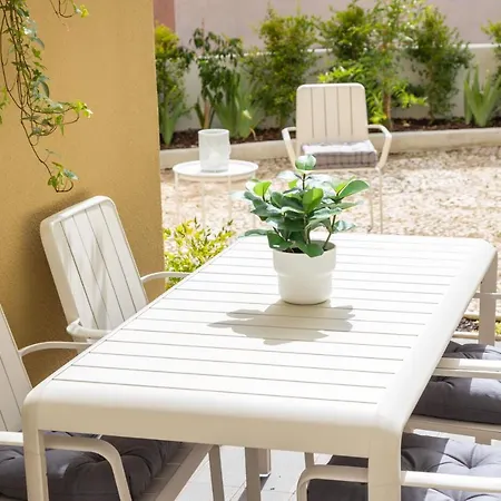 Serene 2bdr W/ Patio By Lovelystay 아파트